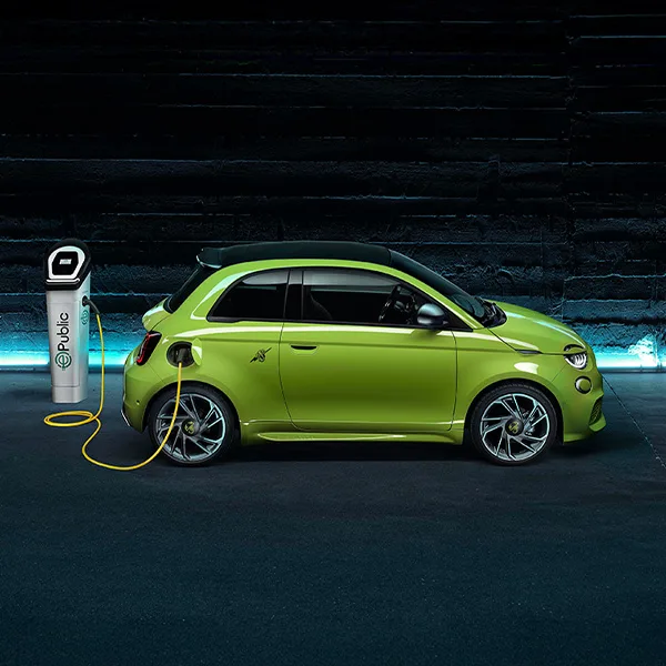 Der Abarth 500e an der Ladesäule