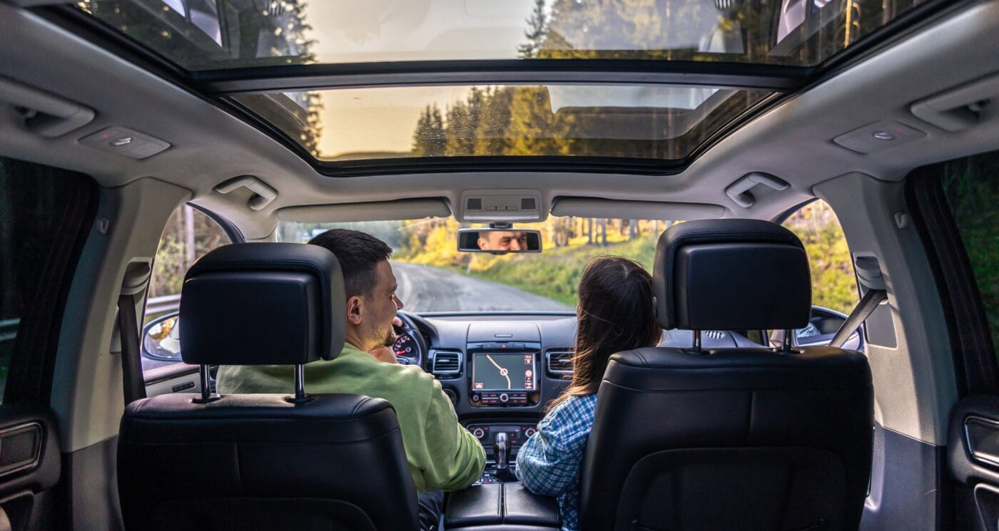 Paar fährt mit dem Auto in den Urlaub
