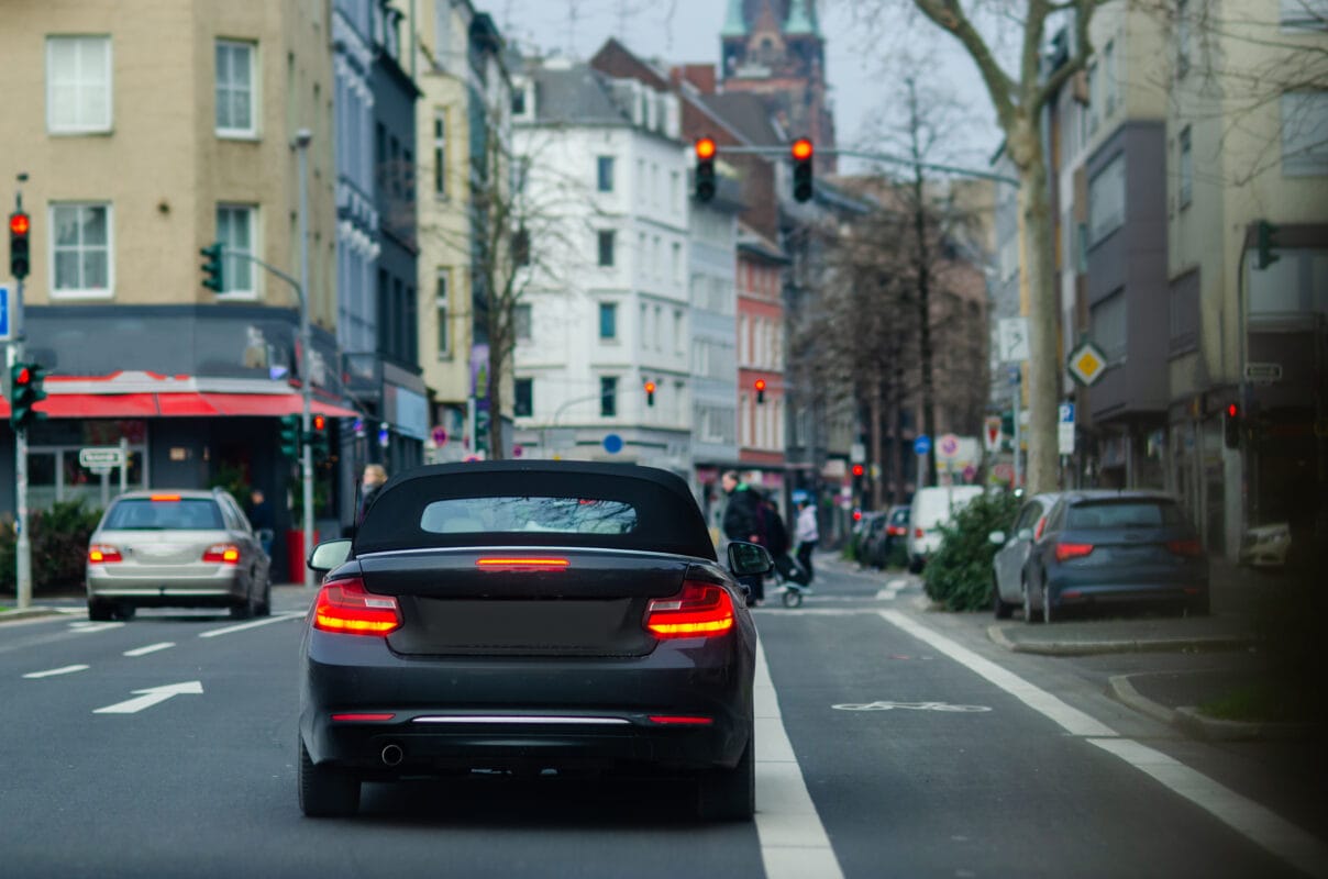 Stadautos fahren durch Düsseldorf