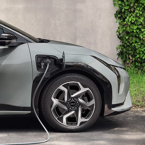 Kia EV4 setzt neue Maßstäbe in Sachen Reichweite und Effizienz – mit bis zu 633 km¹ pro Ladung.