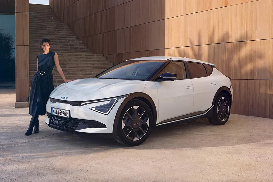 Der EV6 mit weiblichem Model
