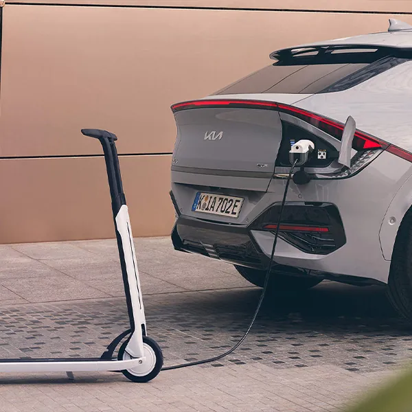 Mit der V2L-Funktion (Vehicle-to-Load) kannst du Geräte wie Laptops und Campingausrüstung einfach über dein Auto aufladen.