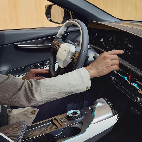 Große, intuitive Displays, ein fesselndes Audioerlebnis und vielseitige Lademöglichkeiten für alle Geräte sorgen dafür, dass jeder Mitreisende zufrieden ist.