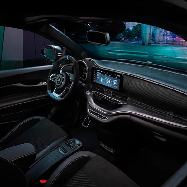 Das Cockpit des Abarth 500e mit seinen dynamischen Linien