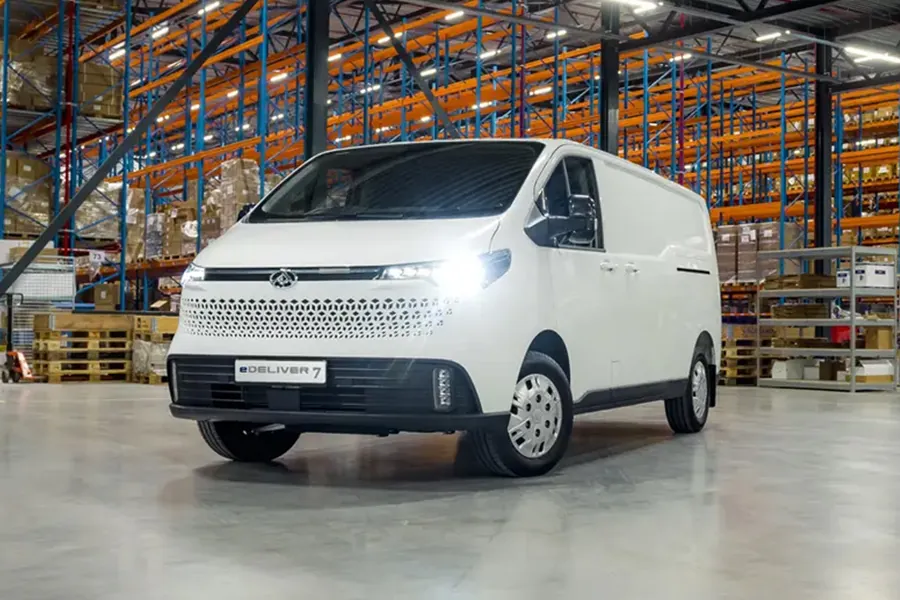 Maxus eDeliver7 in einer Lagerhalle